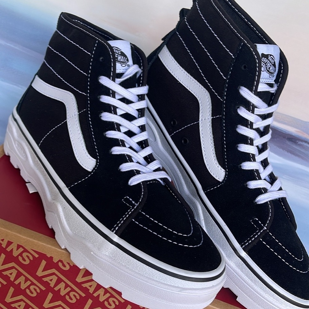 Vans Men’s Sentry Sk8-Hi
Black/White
VN0A5KY5BA2
Sneakers - Picture 15 of 16